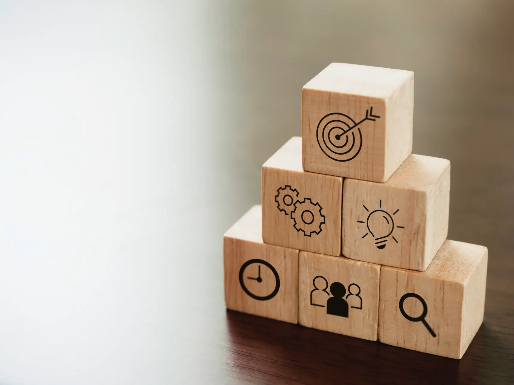 modern-business-icons-wooden-cube-blocks-pyramid-steps-desk-with-copy-space-leadership-key-success-business-strategy-action-plan-concept
